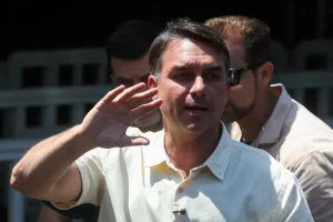 2026-10-09T174709Z_1_LYNXMPEM981MK_RTROPTP_4_BRAZIL-ELECTION-BOLSONARO