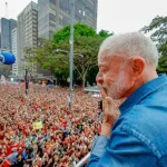 LULA, NA PAULISTA, DIANTE DE MILHARES DE PESSOAS: “O BRASIL NÃO PODE PERDER A DEMOCRACIA”