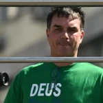 FLÁVIO BOLSONARO VOLTA AO CENTRO DE REPORTAGEM DO JN APÓS DESCOBERTA DE SALA SECRETA