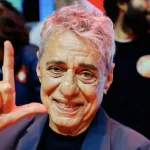 CHICO BUARQUE: “OS BOLSONAROS TÊM QUE SER EXPULSOS DA VIDA PÚBLICA”