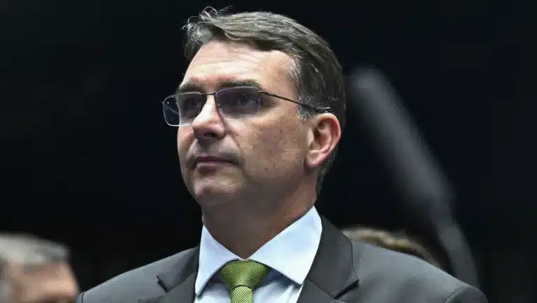 Flavio-Bolsonaro-3-e1764990194148-768x433