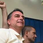 FLÁVIO BOLSONARO DIVIDIA CONTA COM INVESTIGADO POR DESVIOS NO INSS, INDICAM E-MAILS