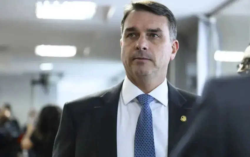 canal-solar-vamos-potencializar-as-energias-limpas-mas-tambem-nao-abriremos-mao-das-fosseis-diz-flavio-bolsonaro