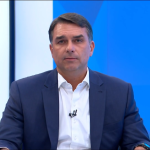 COM ESSA CARA, FLÁVIO BOLSONARO, DISSE: “EU TRABALHO COM A VERDADE”, MAS EMPILHOU MENTIRAS NA SABATINA DA GLOBO