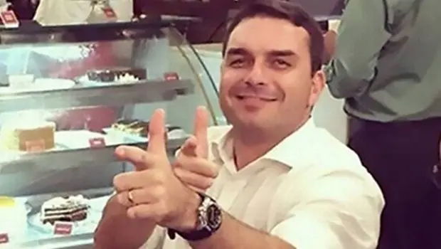 x80424051_paFlavio-Bolsonaro-com-seu-assessor-Fabricio-Queiroz-simulando-uma-arma-de-fogo.-Foto-Re.jpg.pagespeed.ic_.g8z1-Md7tg-e1552654971121